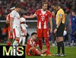 11.02.2026, Fussball DFB-Pokal 2025/2026, Viertelfinale, FC Bayern M�nchen - RB Leipzig, in der Allianz-Arena M�nchen. Willi Orban (RB Leipzig) entschuldigt sich bei Luis Diaz (FC Bayern M�nchen) 


