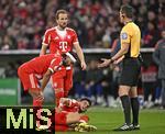 11.02.2026, Fussball DFB-Pokal 2025/2026, Viertelfinale, FC Bayern M�nchen - RB Leipzig, in der Allianz-Arena M�nchen. Luis Diaz (FC Bayern M�nchen) mit Schmerzen, Serge Gnabry (FC Bayern M�nchen) und Harry Kane (FC Bayern M�nchen) k�mmern sich um Luis Diaz (FC Bayern M�nchen) 


