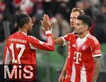 11.02.2026, Fussball DFB-Pokal 2025/2026, Viertelfinale, FC Bayern M�nchen - RB Leipzig, in der Allianz-Arena M�nchen. v.l. Michael Olise (FC Bayern M�nchen) und Luis Diaz (FC Bayern M�nchen) jubeln.


