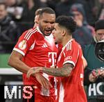 11.02.2026, Fussball DFB-Pokal 2025/2026, Viertelfinale, FC Bayern M�nchen - RB Leipzig, in der Allianz-Arena M�nchen. v.l. Jonathan Tah (FC Bayern M�nchen) und Luis Diaz (FC Bayern M�nchen) 



