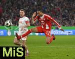 11.02.2026, Fussball DFB-Pokal 2025/2026, Viertelfinale, FC Bayern M�nchen - RB Leipzig, in der Allianz-Arena M�nchen. v.l. David Raum (RB Leipzig) gegen Michael Olise (FC Bayern M�nchen) 


