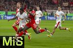 11.02.2026, Fussball DFB-Pokal 2025/2026, Viertelfinale, FC Bayern München - RB Leipzig, in der Allianz-Arena München. Castello Lukeba (mitte, RB Leipzig) im Zweikampf gegen Dayot Upamecano (re, FC Bayern München) und Harry Kane (FC Bayern München) 