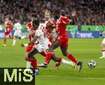 11.02.2026, Fussball DFB-Pokal 2025/2026, Viertelfinale, FC Bayern München - RB Leipzig, in der Allianz-Arena München. Castello Lukeba (mitte, RB Leipzig) im Zweikampf gegen Dayot Upamecano (re, FC Bayern München) und Aleksandar Pavlovic (li, Bayern München)  