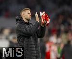 11.02.2026, Fussball DFB-Pokal 2025/2026, Viertelfinale, FC Bayern München - RB Leipzig, in der Allianz-Arena München. Nach dem Spiel, Torwart Peter Gulacsi (RB Leipzig) bei den Fans 
