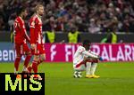 11.02.2026, Fussball DFB-Pokal 2025/2026, Viertelfinale, FC Bayern München - RB Leipzig, in der Allianz-Arena München. Nach dem Spiel, re: Yan Diomande (RB Leipzig) sitzt geschlagen auf dem Ball, li: Michael Olise (FC Bayern München) und Konrad Laimer (FC Bayern München) 