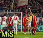 11.02.2026, Fussball DFB-Pokal 2025/2026, Viertelfinale, FC Bayern München - RB Leipzig, in der Allianz-Arena München. Schiedsrichter Daniel Siebert zeigt nach einer Rudelbildung die gelbe Karte. 