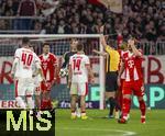 11.02.2026, Fussball DFB-Pokal 2025/2026, Viertelfinale, FC Bayern München - RB Leipzig, in der Allianz-Arena München. Schiedsrichter Daniel Siebert zeigt Aleksandar Pavlovic (Bayern München)  nach einer Rudelbildung die gelbe Karte. 