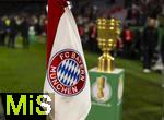 11.02.2026, Fussball DFB-Pokal 2025/2026, Viertelfinale, FC Bayern München - RB Leipzig, in der Allianz-Arena München. Der DFB-Pokal steht auf der Stele bereit am Spielfeldrand, im Vordergrund die Eckfahne mit dem FC Bayern Logo.