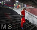 11.02.2026, Fussball DFB-Pokal 2025/2026, Viertelfinale, FC Bayern München - RB Leipzig, in der Allianz-Arena München. Lennart Karl (FC Bayern München) kommt nachdenklich die Treppe herunter.