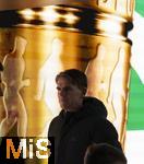 11.02.2026, Fussball DFB-Pokal 2025/2026, Viertelfinale, FC Bayern München - RB Leipzig, in der Allianz-Arena München. Sportdirektor Christoph Freund (Bayern München) läuft an einem Bild des DFB-Pokals vorbei.