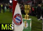 11.02.2026, Fussball DFB-Pokal 2025/2026, Viertelfinale, FC Bayern München - RB Leipzig, in der Allianz-Arena München. Der DFB-Pokal steht auf der Stele bereit am Spielfeldrand, im Vordergrund die Eckfahne mit dem FC Bayern Logo.