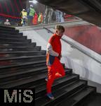 11.02.2026, Fussball DFB-Pokal 2025/2026, Viertelfinale, FC Bayern München - RB Leipzig, in der Allianz-Arena München. Lennart Karl (FC Bayern München) kommt nachdenklich die Treppe herunter.