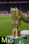 11.02.2026, Fussball DFB-Pokal 2025/2026, Viertelfinale, FC Bayern München - RB Leipzig, in der Allianz-Arena München. Der DFB-Pokal steht auf der Stele bereit. Ein Mitarbeiter mit weissen Schutzhandschuhen nimmt ihn mit.