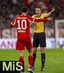 11.02.2026, Fussball DFB-Pokal 2025/2026, Viertelfinale, FC Bayern München - RB Leipzig, in der Allianz-Arena München. Schiedsrichter Daniel Siebert zeigt und pfeift gegen Jamal Musiala (Bayern München) 