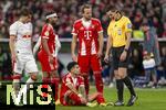 11.02.2026, Fussball DFB-Pokal 2025/2026, Viertelfinale, FC Bayern München - RB Leipzig, in der Allianz-Arena München. Schiedsrichter Daniel Siebert (re) bei Luis Diaz (FC Bayern München) am Boden. v.li: Willi Orban (RB Leipzig), Serge Gnabry (FC Bayern München), Luis Diaz (FC Bayern München), Harry Kane (FC Bayern München), Schiedsrichter 