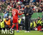 11.02.2026, Fussball DFB-Pokal 2025/2026, Viertelfinale, FC Bayern München - RB Leipzig, in der Allianz-Arena München. Shakehands bei der Auswechslung, v.li: Alphonso Davies (FC Bayern München) mit Trainer Vincent Kompany (FC Bayern München) 