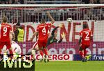 11.02.2026, Fussball DFB-Pokal 2025/2026, Viertelfinale, FC Bayern München - RB Leipzig, in der Allianz-Arena München. Torwart Manuel Neuer (FC Bayern München) wirft sich in einen Torschuss.