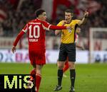 11.02.2026, Fussball DFB-Pokal 2025/2026, Viertelfinale, FC Bayern München - RB Leipzig, in der Allianz-Arena München. Schiedsrichter Daniel Siebert zeigt und pfeift gegen Jamal Musiala (Bayern München) 