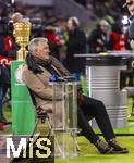 11.02.2026, Fussball DFB-Pokal 2025/2026, Viertelfinale, FC Bayern München - RB Leipzig, in der Allianz-Arena München. TV-Kommentator und Ex-Bayernspieler Bastian Schweinsteiger schaut sich das Aufwärmen im Sitzen am Spielfeldrand an.