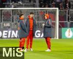 11.02.2026, Fussball DFB-Pokal 2025/2026, Viertelfinale, FC Bayern München - RB Leipzig, in der Allianz-Arena München. v.lI: Tom Bischof (Bayern München), Aleksandar Pavlovic (Bayern München) und Joshua Kimmich (FC Bayern München) vor dem Spiel auf dem Platz.