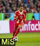 11.02.2026, Fussball DFB-Pokal 2025/2026, Viertelfinale, FC Bayern München - RB Leipzig, in der Allianz-Arena München. Michael Olise (FC Bayern München) am Ball 