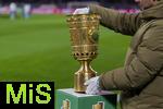 11.02.2026, Fussball DFB-Pokal 2025/2026, Viertelfinale, FC Bayern München - RB Leipzig, in der Allianz-Arena München. Der DFB-Pokal steht auf der Stele bereit. Ein Mitarbeiter mit weissen Schutzhandschuhen nimmt ihn mit.