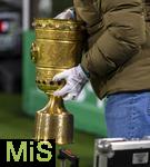 11.02.2026, Fussball DFB-Pokal 2025/2026, Viertelfinale, FC Bayern München - RB Leipzig, in der Allianz-Arena München. Der DFB-Pokal. Ein Mitarbeiter mit weissen Schutzhandschuhen nimmt ihn mit.