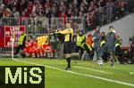 11.02.2026, Fussball DFB-Pokal 2025/2026, Viertelfinale, FC Bayern München - RB Leipzig, in der Allianz-Arena München. Linienrichter Rafael Foltyn winkt Abseits 