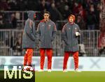 11.02.2026, Fussball DFB-Pokal 2025/2026, Viertelfinale, FC Bayern München - RB Leipzig, in der Allianz-Arena München. vor dem Spiel, v.li: Alphonso Davies (FC Bayern München), Jamal Musiala (Bayern München), Joshua Kimmich (FC Bayern München) mit Pappbecher.