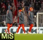 11.02.2026, Fussball DFB-Pokal 2025/2026, Viertelfinale, FC Bayern München - RB Leipzig, in der Allianz-Arena München. vor dem Spiel, v.li: Alphonso Davies (FC Bayern München), Jamal Musiala (Bayern München), Joshua Kimmich (FC Bayern München) mit Pappbecher.