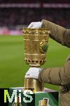 11.02.2026, Fussball DFB-Pokal 2025/2026, Viertelfinale, FC Bayern München - RB Leipzig, in der Allianz-Arena München. Der DFB-Pokal steht auf der Stele bereit. Ein Mitarbeiter mit weissen Schutzhandschuhen nimmt ihn mit.