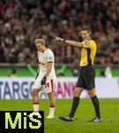 11.02.2026, Fussball DFB-Pokal 2025/2026, Viertelfinale, FC Bayern München - RB Leipzig, in der Allianz-Arena München. Schiedsrichter Daniel Siebert zeigt 