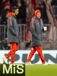 11.02.2026, Fussball DFB-Pokal 2025/2026, Viertelfinale, FC Bayern München - RB Leipzig, in der Allianz-Arena München. vor dem Spiel, v.li: Jamal Musiala (Bayern München), Joshua Kimmich (FC Bayern München) mit Pappbecher.