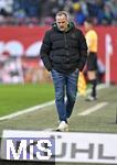 15.02.2026, Fussball 1. Bundesliga 2025/2026, 22.Spieltag, FC Augsburg - 1.FC Heidenheim, in der WWK-Arena Augsburg. K�hl - Trainer Manuel Baum (FC Augsburg) nachdenklich.
 

