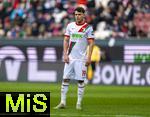 15.02.2026, Fussball 1. Bundesliga 2025/2026, 22.Spieltag, FC Augsburg - 1.FC Heidenheim, in der WWK-Arena Augsburg. Robin Fellhauer (Augsburg) nachdenklich 