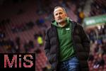15.02.2026, Fussball 1. Bundesliga 2025/2026, 22.Spieltag, FC Augsburg - 1.FC Heidenheim, in der WWK-Arena Augsburg. Trainer Manuel Baum (FC Augsburg) nachdenklich 