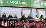 15.02.2026, Fussball 1. Bundesliga 2025/2026, 22.Spieltag, FC Augsburg - 1.FC Heidenheim, in der WWK-Arena Augsburg. Vereinsführung des FCA oben auf der Tribüne, mit Präsident Markus Krapf (FC Augsburg), Geschäftsführer Michael Ströll (FC Augsburg), 