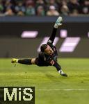 15.02.2026, Fussball 1. Bundesliga 2025/2026, 22.Spieltag, FC Augsburg - 1.FC Heidenheim, in der WWK-Arena Augsburg. Torwart Diant Ramaj (1.FC Heidenheim) im Hechtsprung.