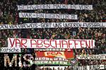 15.02.2026, Fussball 1. Bundesliga 2025/2026, 22.Spieltag, FC Augsburg - 1.FC Heidenheim, in der WWK-Arena Augsburg. Augsburger Fankurve mit großflächiger Protest-Aktion über die ganze Nordkurvegegen den VAR. Gegen den Videobeweis, VAR abschaffen, usw.