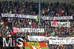 15.02.2026, Fussball 1. Bundesliga 2025/2026, 22.Spieltag, FC Augsburg - 1.FC Heidenheim, in der WWK-Arena Augsburg. Augsburger Fankurve mit großflächiger Protest-Aktion über die ganze Nordkurvegegen den VAR. Gegen den Videobeweis, VAR abschaffen, make Love not VAR, das VAR doch nix, Raus aus dem Keller, Varts zur Hölle, 