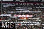 15.02.2026, Fussball 1. Bundesliga 2025/2026, 22.Spieltag, FC Augsburg - 1.FC Heidenheim, in der WWK-Arena Augsburg. Augsburger Fankurve mit großflächiger Protest-Aktion über die ganze Nordkurvegegen den VAR. Gegen den Videobeweis, VAR abschaffen, make Love not VAR, das VAR doch nix, Raus aus dem Keller, Varts zur Hölle, Scheiss VAR, die Stimmung ist im Keller,  der VAR nimmt dem Spiel die Seele, Tod und Hass dem VAR, usw.