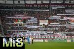 15.02.2026, Fussball 1. Bundesliga 2025/2026, 22.Spieltag, FC Augsburg - 1.FC Heidenheim, in der WWK-Arena Augsburg. Augsburger Fankurve mit großflächiger Protest-Aktion über die ganze Nordkurvegegen den VAR. Gegen den Videobeweis, VAR abschaffen, make Love not VAR, das VAR doch nix, Raus aus dem Keller, Varts zur Hölle, Scheiss VAR, die Stimmung ist im Keller,  der VAR nimmt dem Spiel die Seele, Tod und Hass dem VAR, usw.