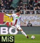 15.02.2026, Fussball 1. Bundesliga 2025/2026, 22.Spieltag, FC Augsburg - 1.FC Heidenheim, in der WWK-Arena Augsburg. Michael Gregoritsch (Augsburg) Schuss.