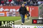 15.02.2026, Fussball 1. Bundesliga 2025/2026, 22.Spieltag, FC Augsburg - 1.FC Heidenheim, in der WWK-Arena Augsburg. Trainer Manuel Baum (FC Augsburg) nachdenklich an der Seitenline.