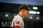 15.02.2026, Fussball 1. Bundesliga 2025/2026, 22.Spieltag, FC Augsburg - 1.FC Heidenheim, in der WWK-Arena Augsburg. Mert Kömür (FC Augsburg) nachdenklich nach seiner Auswechslung,.