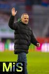 15.02.2026, Fussball 1. Bundesliga 2025/2026, 22.Spieltag, FC Augsburg - 1.FC Heidenheim, in der WWK-Arena Augsburg. Trainer Manuel Baum (FC Augsburg) winkt den Zuschauern nach dem Spiel.