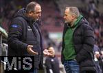 15.02.2026, Fussball 1. Bundesliga 2025/2026, 22.Spieltag, FC Augsburg - 1.FC Heidenheim, in der WWK-Arena Augsburg. v.li: Trainer Frank Schmidt (1. FC Heidenheim 1846) mit Trainer Manuel Baum (FC Augsburg) vor dem Spiel.