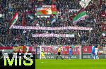 15.02.2026, Fussball 1. Bundesliga 2025/2026, 22.Spieltag, FC Augsburg - 1.FC Heidenheim, in der WWK-Arena Augsburg. Fanplakate in der Augsburger Kurve: Bayrische Leitkultur ist Zerstörung von Subkultur, Free City Club - ACAB!! (All cops are Bastards), Plakat ist ein Protest gegen die Polizei-Razzia im Augsburger City Club