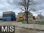 18.02.2026, M�nchen Trudering, Container-Lager auf einem Baugrund am Rappenweg. Ein tempor�res �bersee-Container-Depot in Trudering-Riem sorgt f�r unmut im Stadtrat. Eigentlich ist auf dem Gel�nde Wohnbebauung geplant, doch die Genehmigungen lassen auf sich warten, weshalb einige Eigent�mer ihre Fl�chen nun f�r Zwischennutzungen vermieten, mit unangenehmen Folgenwegen Schwerlastverkehr f�r die Anwohner. 