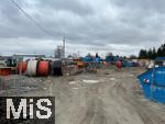 18.02.2026, M�nchen Trudering, Baustoff-Lager auf einem Baugrund am Rappenweg. Ein tempor�res Depot in Trudering-Riem sorgt f�r unmut im Stadtrat. Eigentlich ist auf dem Gel�nde Wohnbebauung geplant, doch die Genehmigungen lassen auf sich warten, weshalb einige Eigent�mer ihre Fl�chen nun f�r Zwischennutzungen vermieten. Hier Glasfaser-Kabel f�r Internetleitungen 